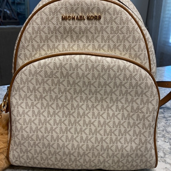 Michael Kors Backpack EUC retails $398 - Picture 2 of 8